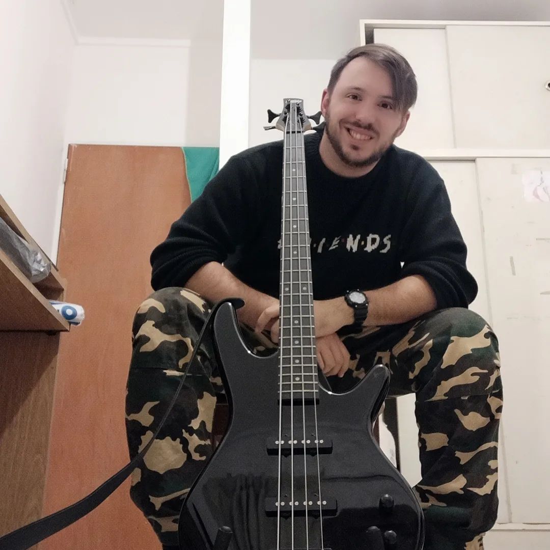 Creo... la primer foto que me saqué con el bajo. Mi cara de cumpleaños jaja.